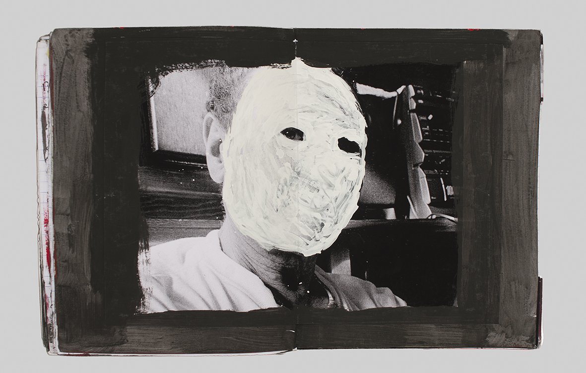 L'image présente une photographie en noir et blanc d'un visage, mais celui-ci est recouvert d'une peinture blanche qui dissimule complètement les traits du visage. La photo est encadrée par une bordure noire, ce qui attire l'attention sur le contraste entre le fond sombre et la surface blanche du visage. Ce traitement artistique crée une atmosphère intrigante et mystérieuse, en poussant le spectateur à réfléchir sur l'identité et l'anonymat.