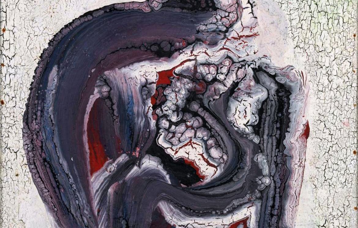 L'image représente une œuvre d'art abstrait. On peut observer des formes tourbillonnantes et des textures variées qui évoquent un mouvement dynamique. Les couleurs dominantes incluent des nuances de violet, de noir et de rouge, contrastées par des teintes plus claires, ce qui crée une profondeur visuelle. La surface présente des craquelures, ajoutant un aspect brut et organique à l'ensemble. Cette composition semble inviter à l'interprétation personnelle, jouant sur les émotions et les sensations.