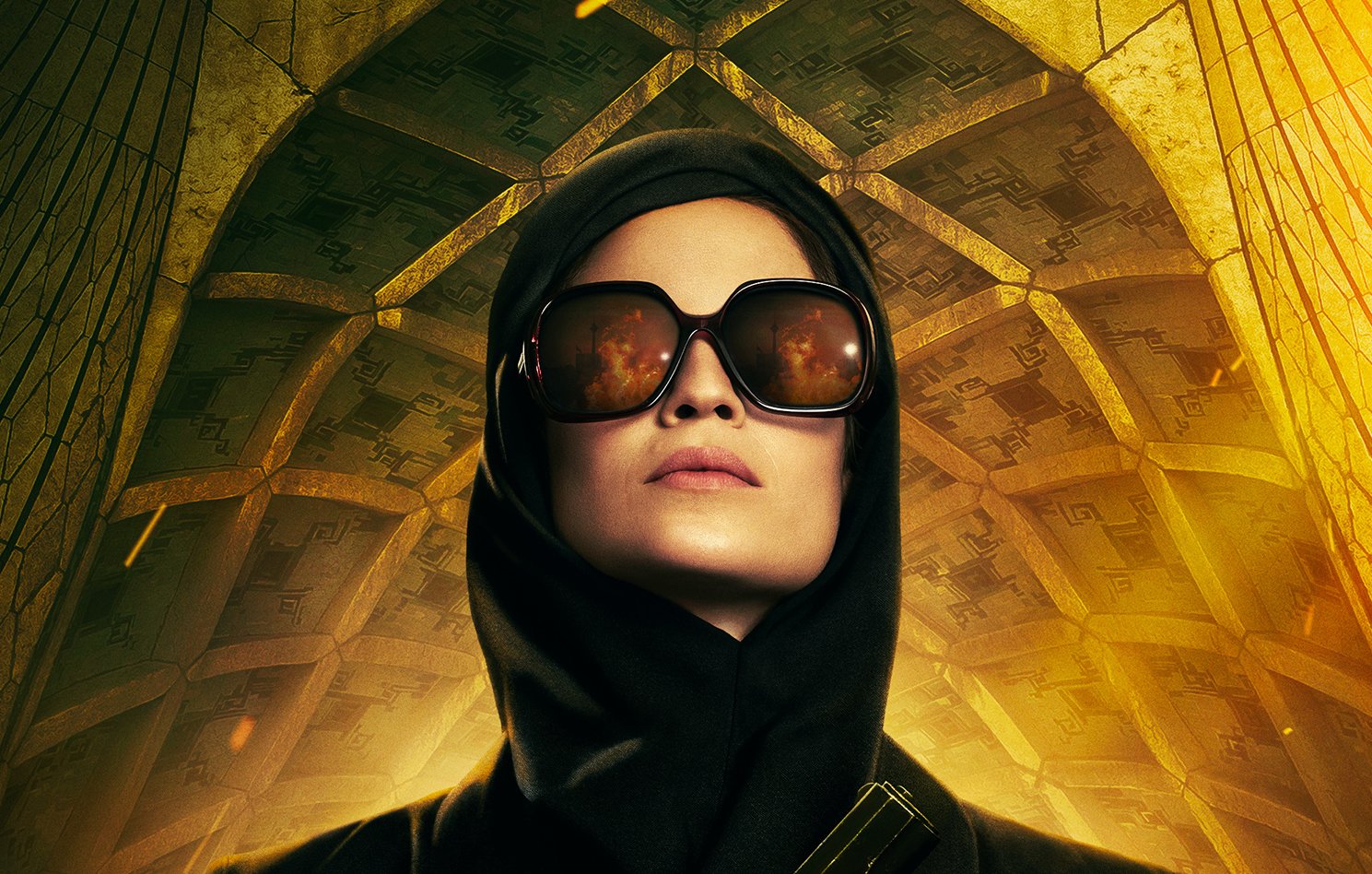 تظهر في الصورة امرأة ترتدي نظارات شمسية وقبعة سوداء، وتحمل مسدسًا. يتميز الخلفية بتصميم معمارية معقدة، حيث تظهر تفاصيل ذهبية وأشكال هندسية، مما يضفي على الصورة طابعًا غامضًا وقويًا. يبدو أن تعبير وجهها يوحي بالثقة والقوة.