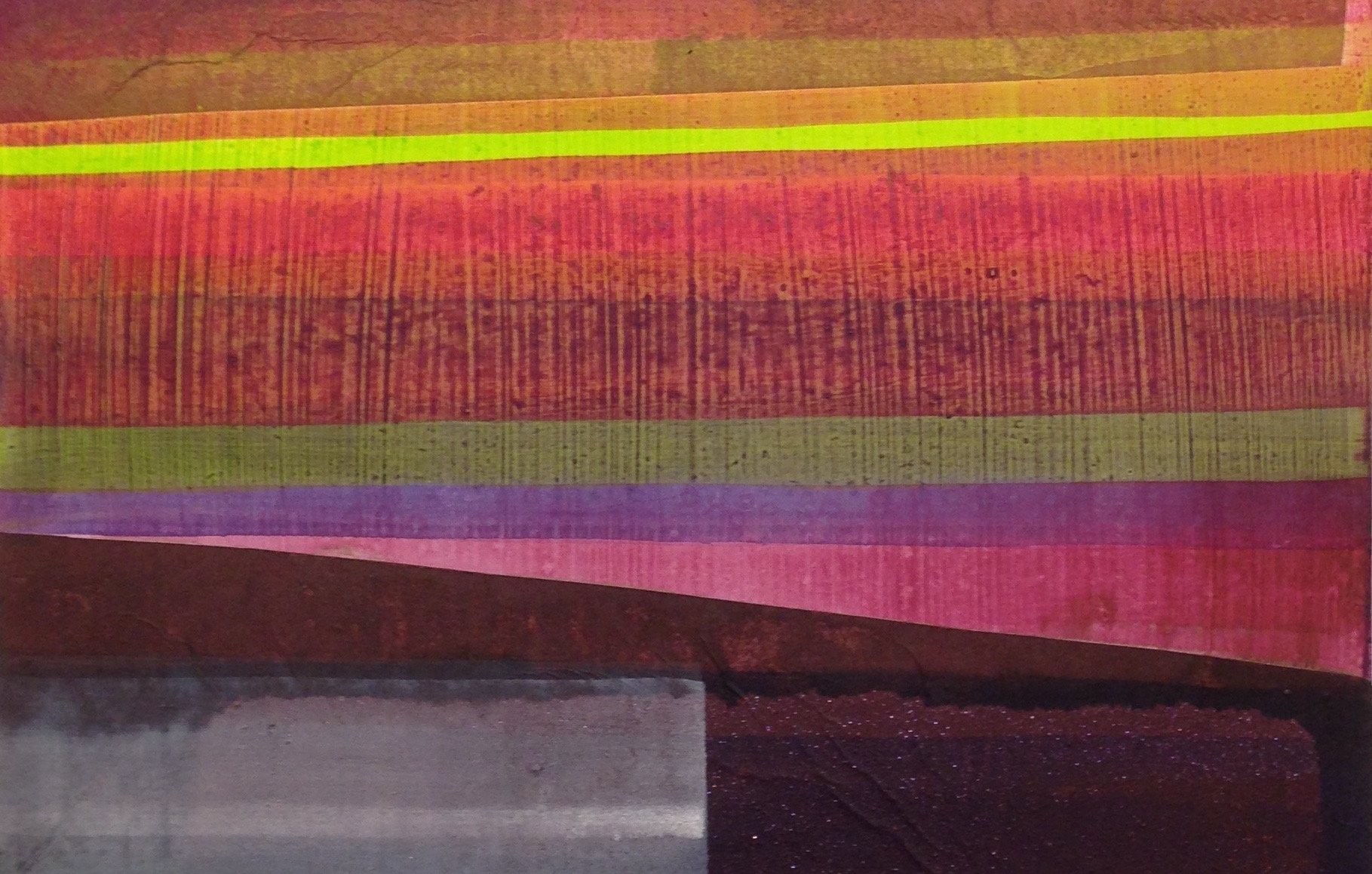 Cette image présente une composition abstraite, caractérisée par de larges bandes de couleurs vives qui se superposent. Les teintes vont du rose, violet, jaune, au vert, créant un effet dynamique et énergique. En bas de l'image, on aperçoit des formes rectangulaires regroupées avec des nuances plus sombres, comme le gris et le brun. Les contrastes entre les couleurs et les textures ajoutent de la profondeur à l'œuvre, tout en jouant sur la lumière et l'ombre. L'ensemble dégage une impression moderne et captivante.