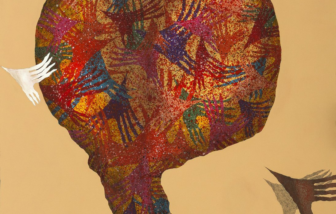 L'image présente une silhouette humaine stylisée remplie de motifs colorés, ressemblant à des empreintes de mains dans différentes teintes. Le fond est d'une couleur beige clair, ce qui met en avant les couleurs vives de la silhouette. Des mains blanches et gris foncé émergent de la silhouette, ajoutant une dimension dynamique à l'œuvre. L'ensemble évoque des thèmes de connexion, de communauté et d'identité à travers l'utilisation de formes et de couleurs.