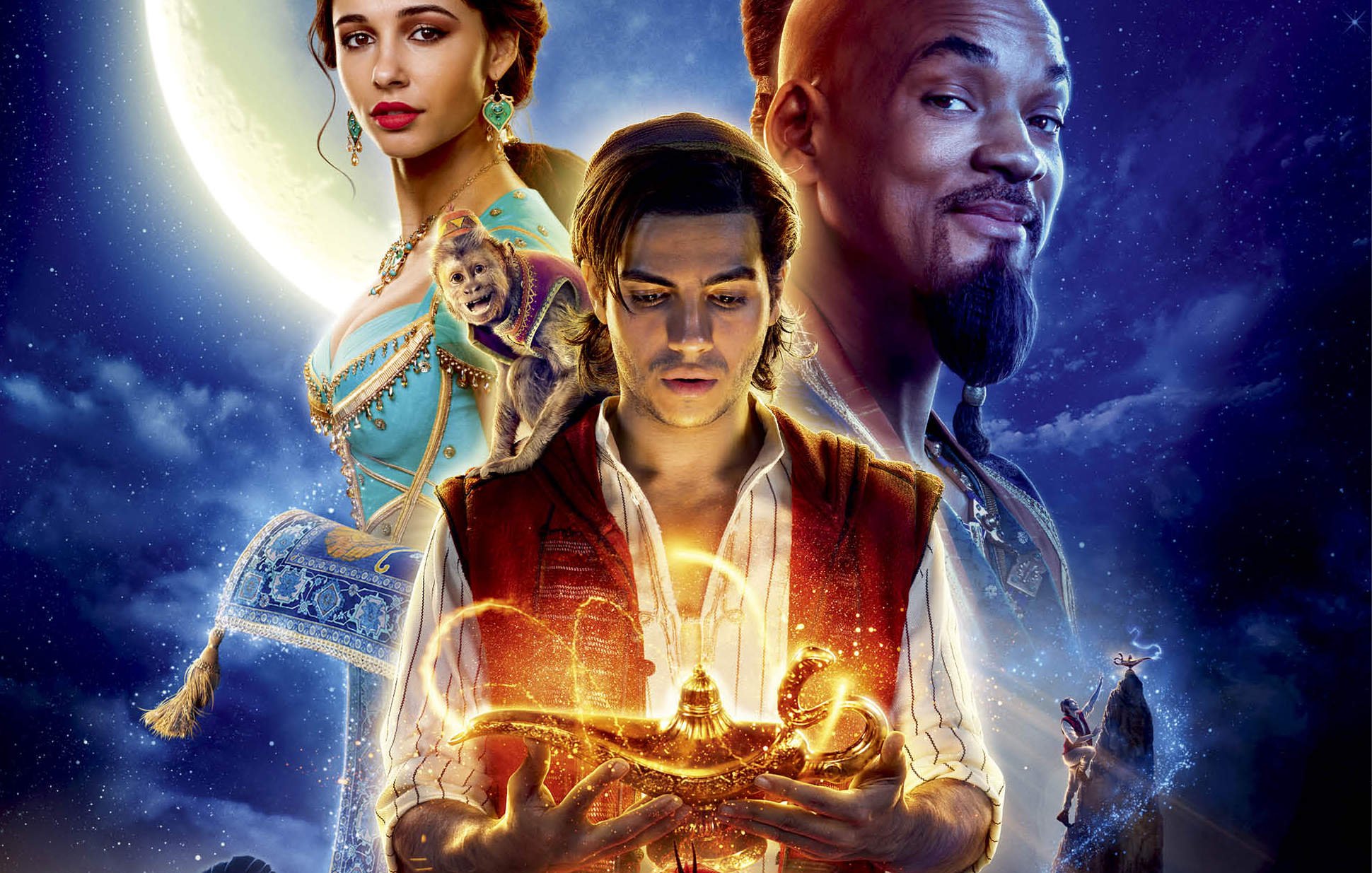 L'image présente des personnages inspirés du conte d'Aladdin. Au premier plan, un jeune homme tient une lampe magique, entouré d'une lueur dorée. Derrière lui, on peut voir une princesse avec des vêtements colorés, et un homme avec un style unique, probablement un génie. En arrière-plan, une lune pleine brille, ajoutant une ambiance mystique à la scène. L'ensemble dégage une atmosphère d'aventure et de magie.