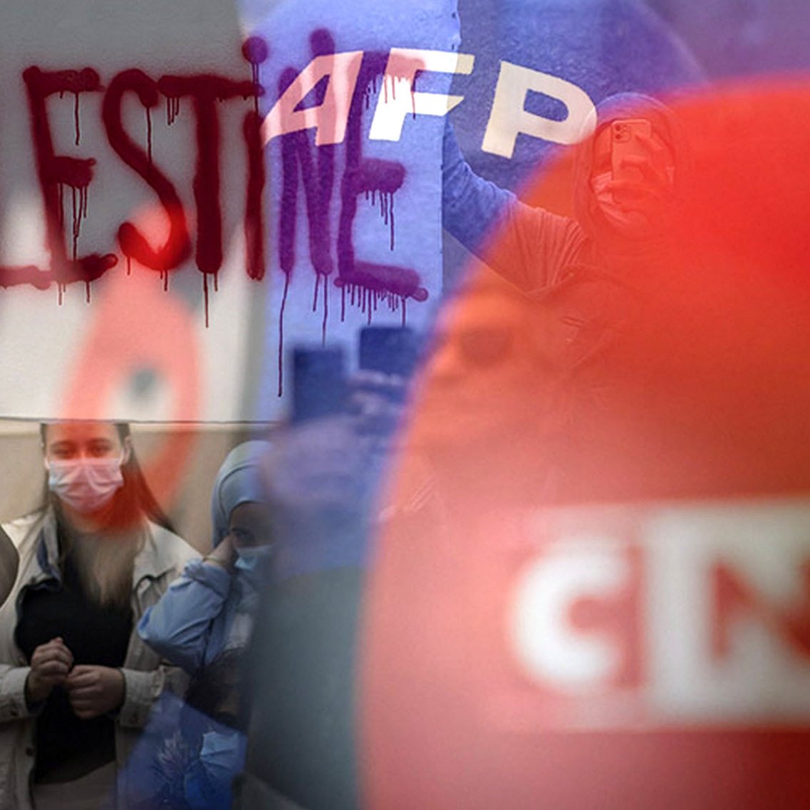 تظهر الصورة مجموعة من الأشخاص في مكان عام، حيث يمكن رؤية كتابة جدارية باللون الأحمر تقول "فلسطين". كما تبرز في الصورة شعارات أو لافتات قد تشير إلى تغطية إعلامية، مع وجود شعارات أو علامات تتعلق بوسائل الإعلام مثل "AFP" و"C News". تعكس الصورة أجواء من التظاهرات أو الاحتجاجات المتعلقة بالقضية الفلسطينية.