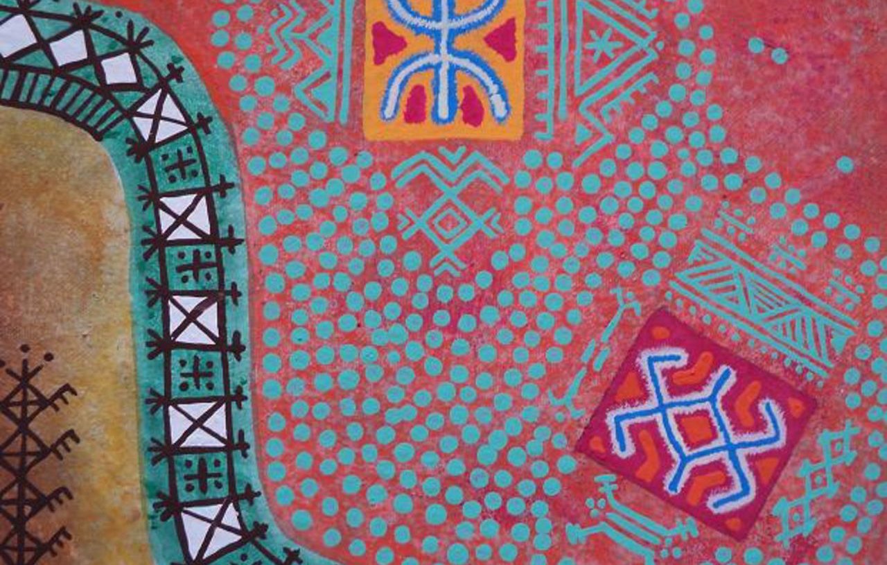 L'image présente un fond aux teintes chaudes, probablement rouges ou oranges, sur lequel se détachent des motifs colorés. On y voit des formes géométriques, notamment des croix et des figures stylisées, dessinées en bleu, jaune et noir. Ces motifs sont disposés de manière répétitive et créent une impression de texture et de complexité visuelle. Des points turquoise entourent également certaines de ces figures, ajoutant une touche dynamique à l'ensemble. La composition évoque un style artistique riche en culture et en tradition.
