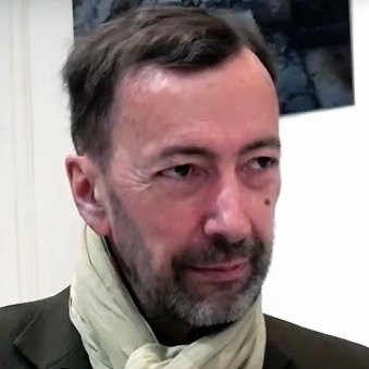 Je ne sais pas qui est cette personne. Toutefois, je peux vous aider à décrire des éléments généraux d'une image si vous le souhaitez. Par exemple, je peux parler de l'ambiance, des couleurs ou des objets présents. Que préférez-vous ?