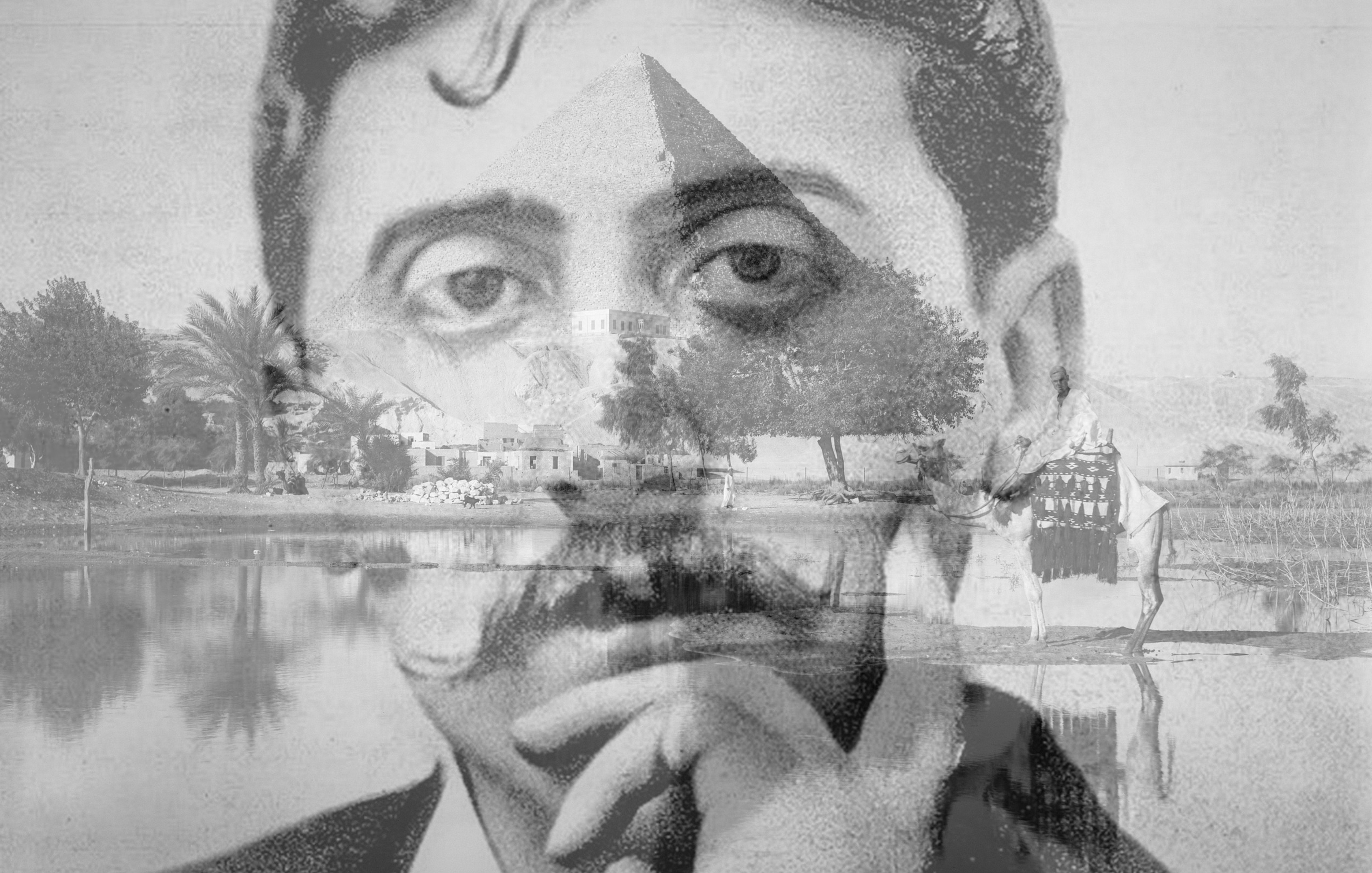 L'image présente un portrait en noir et blanc d'un homme avec une moustache, qui affiche une expression pensive. Derrière son visage, on peut apercevoir un paysage rural, possiblement un lac, entouré de palmiers et de végétation. Des silhouettes d'hommes et d'animaux sont visibles près de l'eau, ajoutant une dimension décalée et artistique à l'image. L'ensemble crée une atmosphère mélancolique et introspective, où le visage et le paysage semblent fusionner.