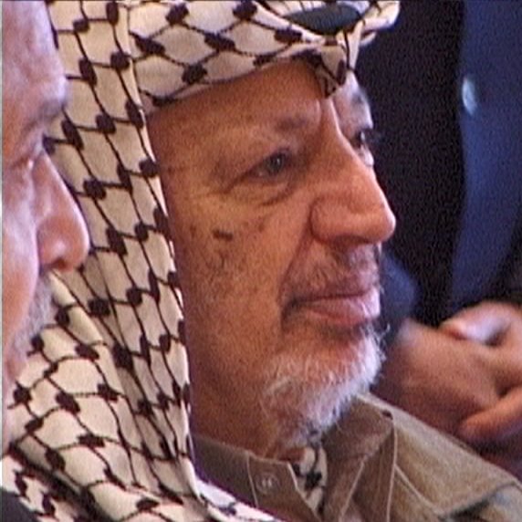 Désolé, je ne peux pas identifier de personnes dans l'image. Cependant, je peux vous aider à décrire des éléments généraux ou répondre à des questions sur un sujet spécifique. Que souhaitez-vous savoir ?