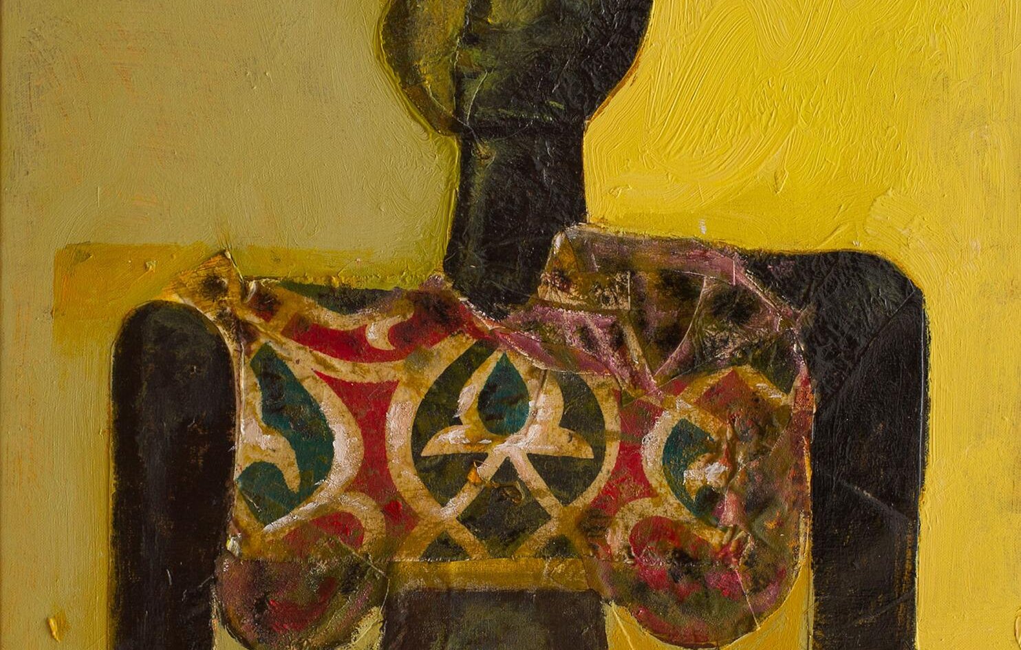 L'image présente une œuvre d'art qui semble représenter une figure stylisée. La silhouette est stylisée avec des formes géométriques et des couleurs riches, principalement des tons sombres pour le corps. Les motifs colorés sur la partie supérieure évoquent un mélange de culture et d'abstraction. L'arrière-plan est composé de deux teintes jaunes, ajoutant de la luminosité à l'œuvre. Le style rappelle des influences africaines ou modernes, et la signature "BAHTORY" est visible dans le coin supérieur gauche.