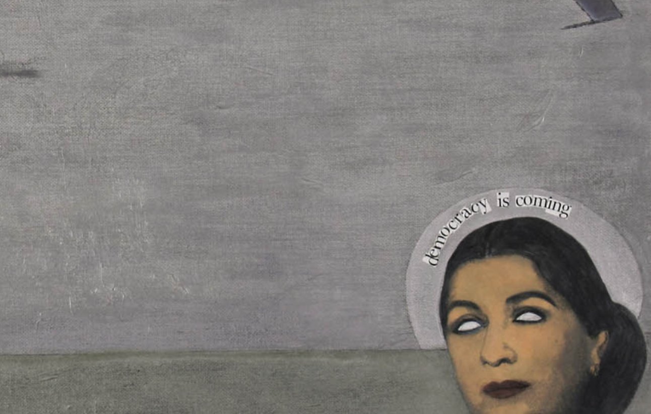 Une femme regarde des avions sur un fond gris, avec une inscription évoquant l'avenir.