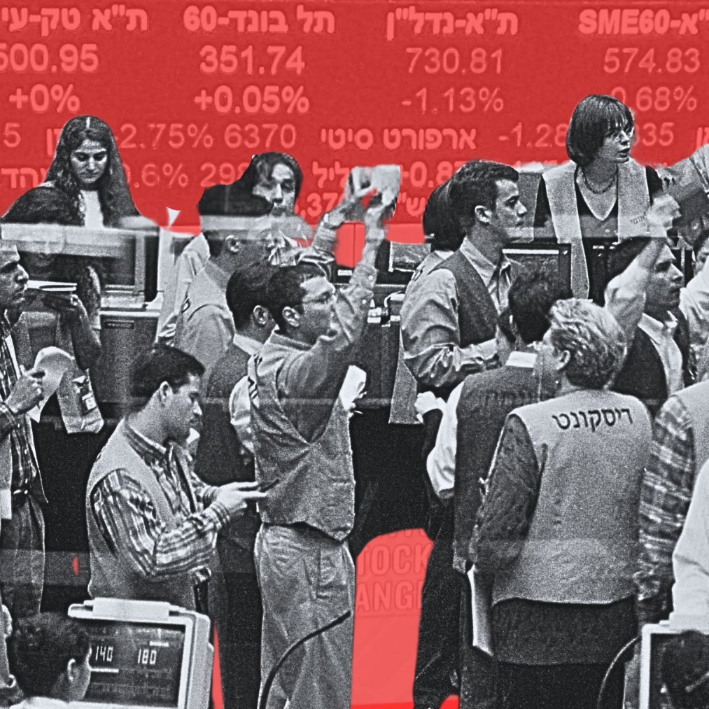 الصورة تظهر مجموعة من الأشخاص في بيئة تجارية، على الأرجح داخل بورصة أو سوق مالي. يبدو أن الجميع مشغولون بالتفاعل مع بعضهم البعض، مع وجود شاشات تعرض بيانات مالية وأرقام مختلفة. الخلفية حمراء، مما يضيف إحساسًا بالحيوية والضغط في هذا النوع من البيئات. يتميز الأشخاص بالملابس الرسمية، ويظهر عليهم التركيز والنشاط.