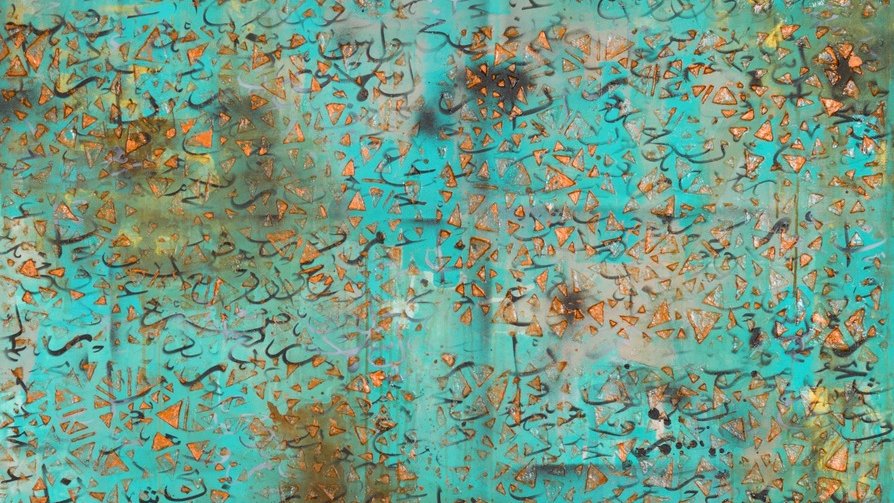 Cette image présente une surface aux teintes turquoise, parsemée de motifs abstraits et de symboles dans des tons de noir et d'or. Le fond montre des nuances variées de bleu et de vert, avec une texture qui semble usée et irrégulière, évoquant un aspect ancien ou artisanal. Les motifs semblent être écrits dans un style calligraphique, créant une ambiance intrigante et poétique. L'ensemble de l'œuvre dégage une sensation de mystère et de profondeur visuelle.