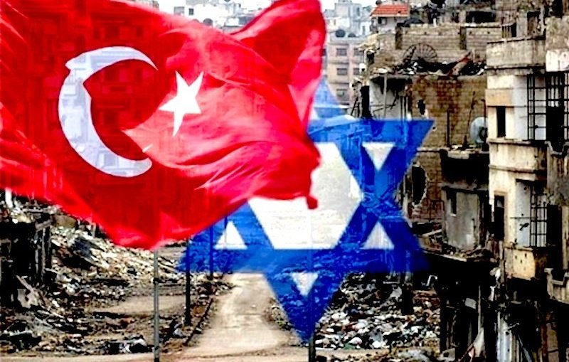 L'image représente un paysage urbain dégradé, probablement en ruines, avec des bâtiments partiellement écroulés et des débris éparpillés. Au premier plan, on voit les drapeaux de la Turquie et d'Israël superposés, suggérant une juxtaposition ou un contraste entre les deux pays. L'arrière-plan évoque un environnement de conflit ou de crise.