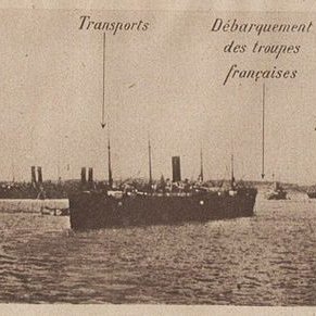 L'image semble représenter une vue panoramique d'un port ou d'une zone maritime, probablement durant une période historique. On y voit plusieurs navires avec des annotations indiquant différentes localisations ou points d'intérêt, tels que : - Transport - Presqu'île de Gallipoli - Éclaireur britannique - Camp de l'Escaut, Major français - Transports - Débarquement des tropas - Pointe de Seddul Bahir - Côte d'Asie - Transport français - Garage Ces indications suggèrent un contexte militaire, possiblement lié à des opérations navales durant la Première Guerre mondiale. Les navires sont rangés en file dans l'eau, illustrant une activité maritime intense.