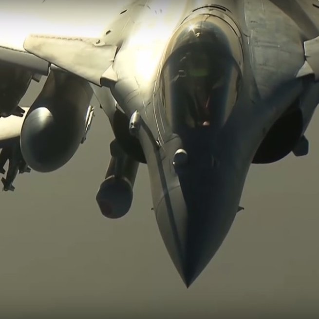 L'image montre plusieurs avions de chasse, probablement des Rafales, en formation dans le ciel. Les avions sont affichés de profil, mettant en valeur leur design aérodynamique. On peut observer leurs ailes, leurs moteurs et les divers équipements militaires qui les équipent. Le ciel semble clair, ce qui permet une bonne visibilité des avions. L'ensemble donne une impression de puissance et de précision technologique.