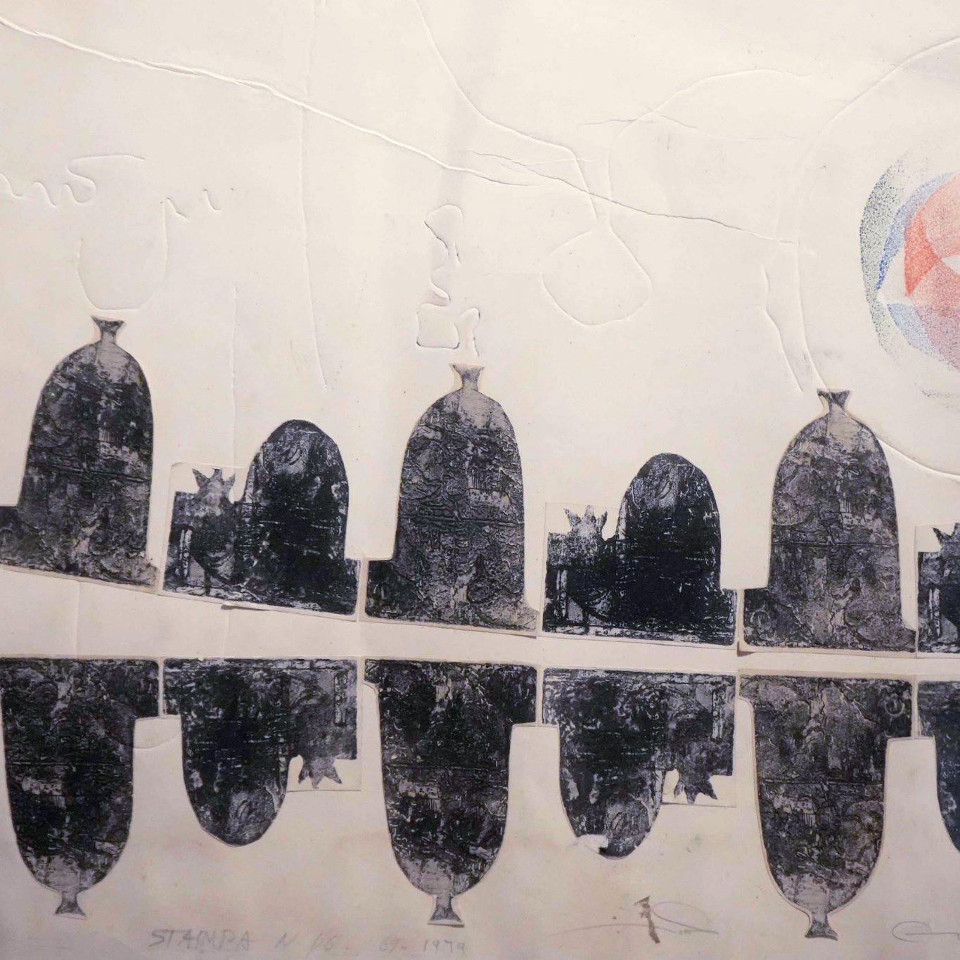 L'image présente une composition artistique qui semble jouer avec des formes géométriques et des silhouettes. Au premier plan, il y a une série de formes ovales et sombres qui pourraient représenter des objets ou des figures stylisées. Ces formes se reflètent dans une sorte de surface, créant un effet de miroir. En arrière-plan, on trouve un cercle coloré, aux tons doux, qui ajoute une dimension lumineuse à l'œuvre. Des marques ou des inscriptions sont visibles, suggérant une approche mixte mêlant dessin et peinture. L'ensemble dégage une sensation de calme et d'harmonie.