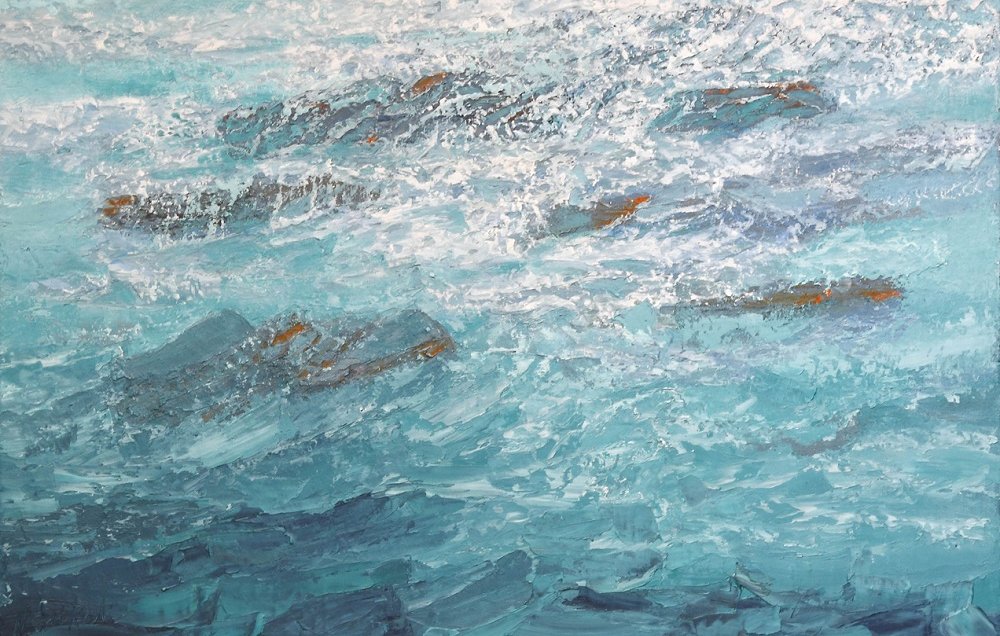 Cette image représente une peinture abstraite évoquant la mer. On peut y voir des nuances de bleu variées, allant du clair au foncé, qui créent une sensation de profondeur. Des touches de blanc et d'orange sont intégrées, suggérant des reflets lumineux et peut-être des vagues en mouvement. L'ensemble donne une impression de fluidité et de tranquillité, capturant l'essence d'un paysage maritime.