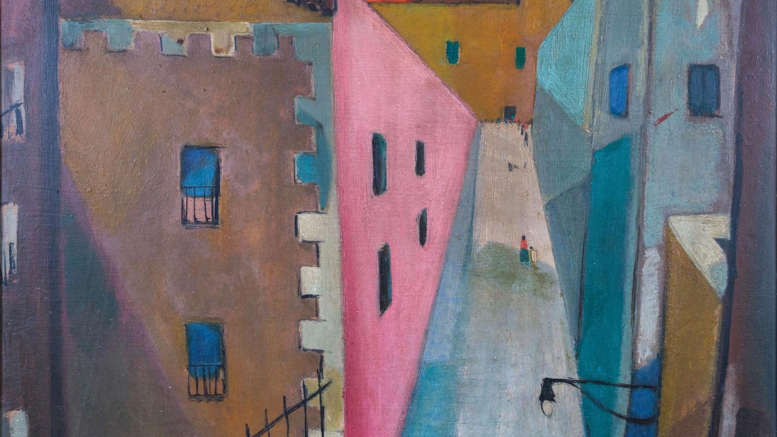 L'image présente un paysage urbain stylisé, avec des bâtiments aux couleurs vives et géométriques, notamment des murs rose, beige et bleu. La composition met en avant une ruelle étroite, visible entre les édifices, qui semble inviter à l'exploration. Des figures humaines sont dispersées dans la rue, créant un sentiment de vie dans cette scène. Le ciel est lumineux, ce qui apporte une atmosphère joyeuse et dynamique à l'ensemble de la toile. Les ombres sont présentes, ajoutant de la profondeur à l'œuvre.