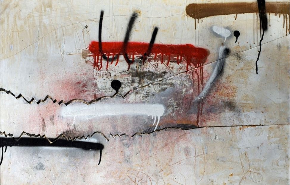 L'image représente une œuvre abstraite avec une palette de couleurs neutres, dominée par des tons de beige et de blanc. On y trouve des touches de rouge, de noir et de marron, créant un contraste intéressant. Les formes semblent être des lignes et des taches qui s'entremêlent, donnant une impression de mouvement et d'émotion. L'ensemble évoque un paysage artistique où les couleurs et les formes se complètent tout en restant mystérieux et ouvert à l'interprétation.