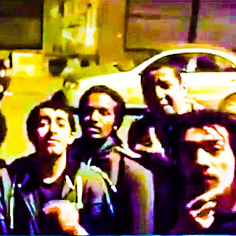 تظهر الصورة مجموعة من الأشخاص في بيئة شوارع ليلية. يبدو أنهم يقفون معًا لأخذ صورة سيلفي. الخلفية تحتوي على سيارات وبعض الأضواء، مما يعطي انطباعًا عن الأجواء الحضرية. تعكس تعابير وجوههم التجاذب والشعور بالمرح.