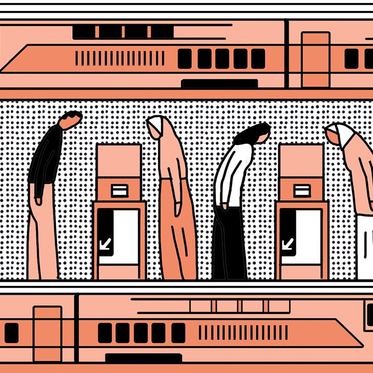 L'image illustre une scène de voyageurs dans une gare ou un station de train. On voit plusieurs personnes penchées vers des distributeurs automatiques de tickets. Le style est graphique et minimaliste, avec des couleurs pastel, principalement des tons de beige et de rose. En fond, on aperçoit des silhouettes de trains, ajoutant une impression de mouvement et de transport. L'ensemble transmet une atmosphère urbaine et moderne.