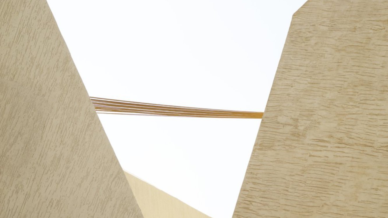 L'image montre une composition architecturale contemporaine, avec des murs en forme de vagues ou de angles vifs. Les surfaces sont d'un ton clair, très neutre, et présentent une texture subtile. Des fils ou des câbles sont tendus au-dessus, créant une interaction visuelle intéressante entre les formes géométriques des murs et les lignes horizontales des câbles. L'ensemble dégage une impression de modernité et de légèreté, tout en jouant sur les contrastes de formes et de matériaux. Le fond est clair, ce qui accentue la luminosité de la scène.