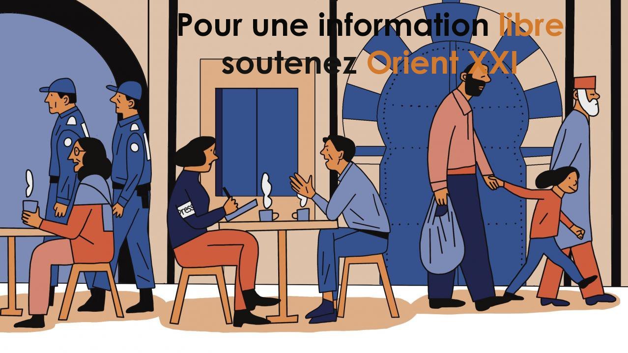 L'image montre une scène de vie urbaine avec plusieurs personnages. À gauche, deux personnes assises à une table semblent discuter autour de boissons, probablement dans un café. À droite, un homme avec une barbe marche avec un enfant, tandis que des policiers passent, créant un contraste entre la convivialité du café et la présence des forces de l'ordre. En haut, il y a un texte qui encourage le soutien à "Orient XXI" pour une information libre. L'ensemble transmet une ambiance de vie quotidienne et de questions sociopolitiques.