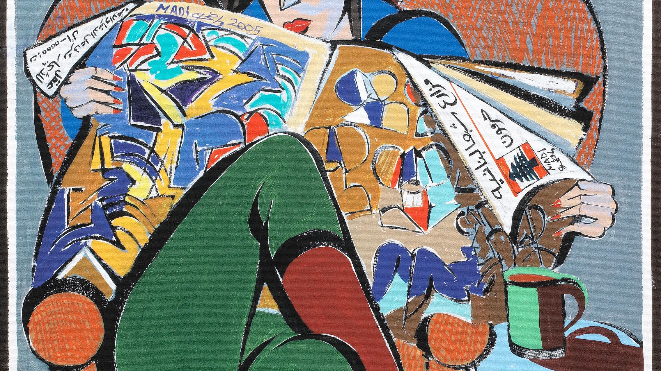 L'image représente une femme assise dans un fauteuil confortable, plongée dans la lecture d'un journal ou d'un magazine. Elle est vêtue de vêtements colorés, avec un bas vert et des bottes rouges. Son expression est absente, presque contemplative, alors qu'elle examine des illustrations abstraites sur les pages. Le style de l'œuvre évoque une influence cubiste, avec des formes géométriques et des couleurs vives. Une tasse se trouve sur une petite table à côté d'elle, ajoutant une touche de vie à la scène.