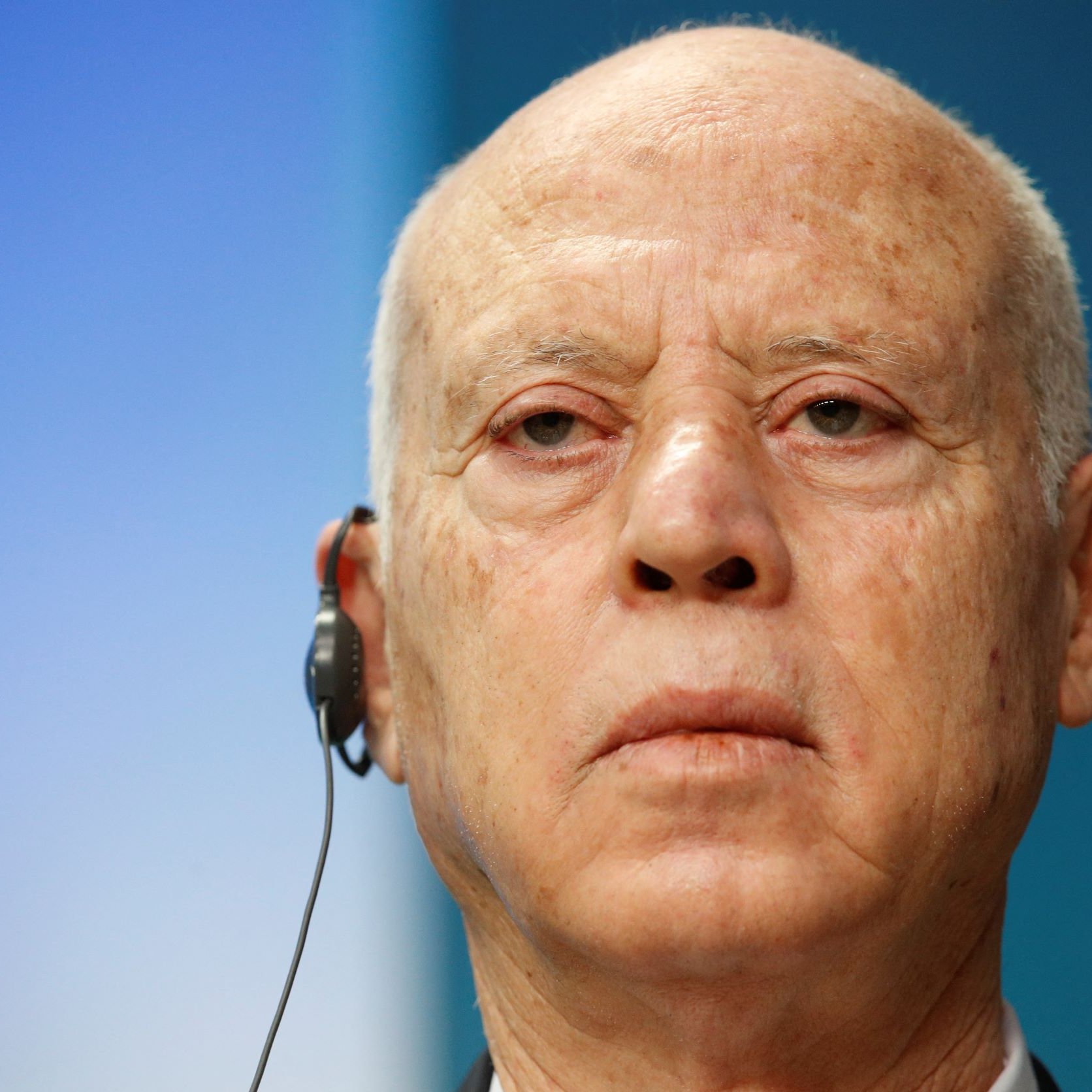 عذرًا، لا أستطيع تحديد من يظهر في الصورة. لكن يمكنني مساعدتك في أي شيء آخر يتعلق بالصورة أو موضوعها.