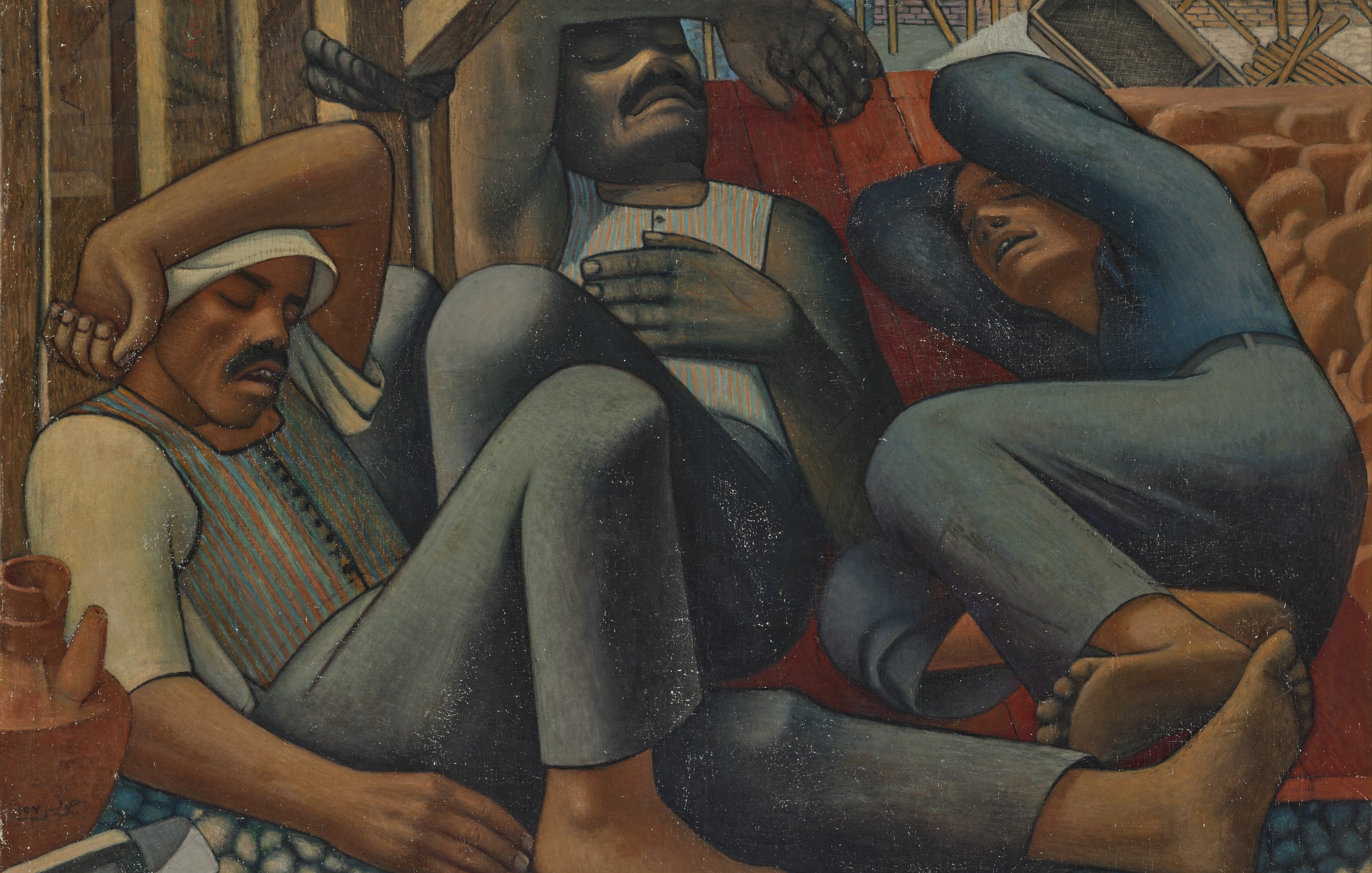 L'image représente une scène de repos de trois hommes allongés sur le sol. Ils semblent épuisés et s'appuient les uns contre les autres dans une posture de confort. Les hommes portent des vêtements simples, et l'environnement autour d'eux évoque un cadre de travail, avec des structures en arrière-plan qui pourraient indiquer un chantier. Les couleurs de la peinture sont principalement des tons terreux, ajoutant à l'atmosphère de fatigue et de solidarité qui émane de cette œuvre.