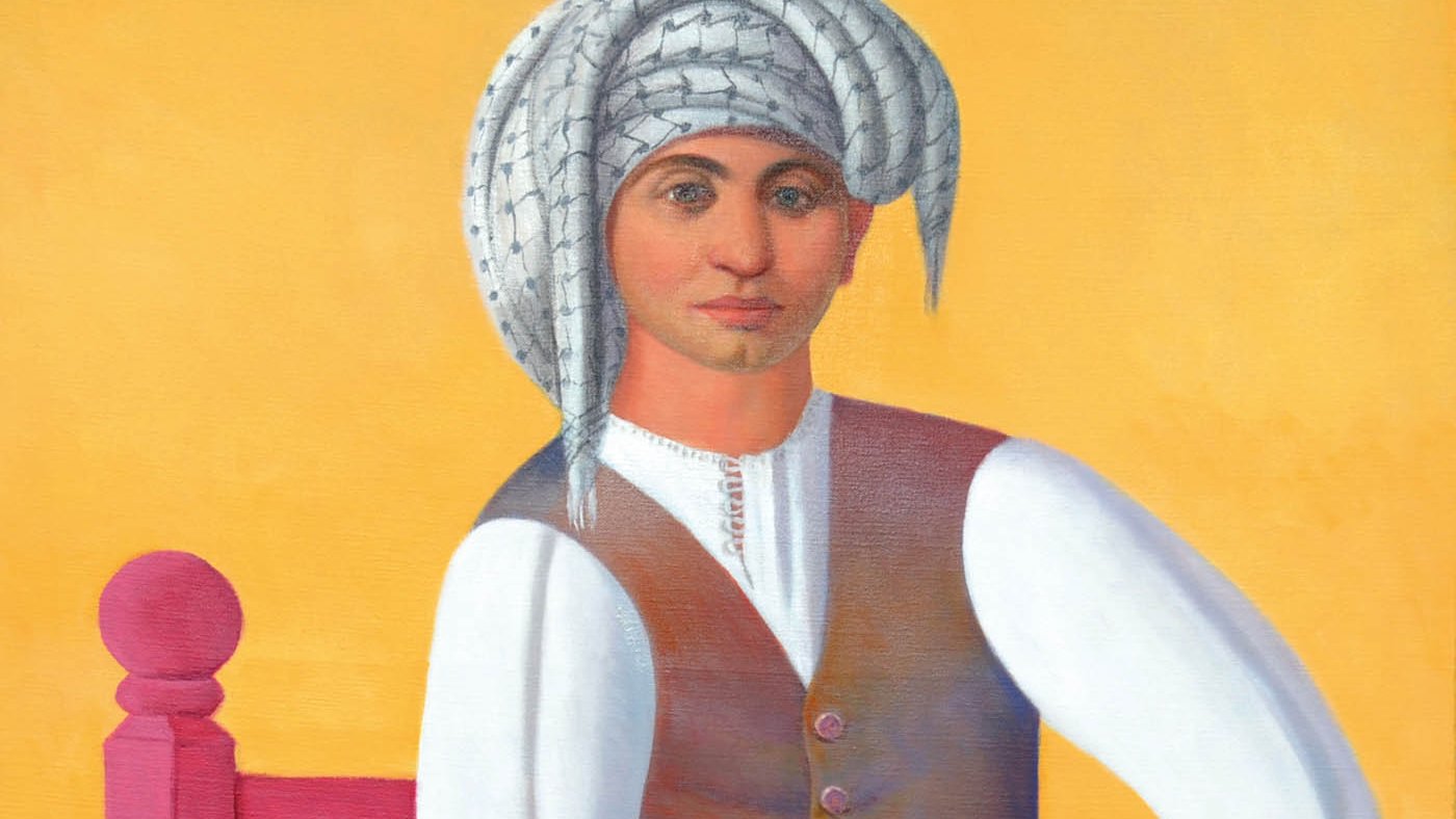 L'image représente une peinture d'un personnage assis sur une chaise rouge. Cette personne porte un costume traditionnel avec une chemise blanche et un gilet marron. Son visage est serein, et elle a un foulard ou un turban élaboré sur la tête. Le fond est d'un jaune vif, ce qui crée un contraste frappant avec les couleurs du vêtement. La composition dégage une sensation de calme et de dignité.