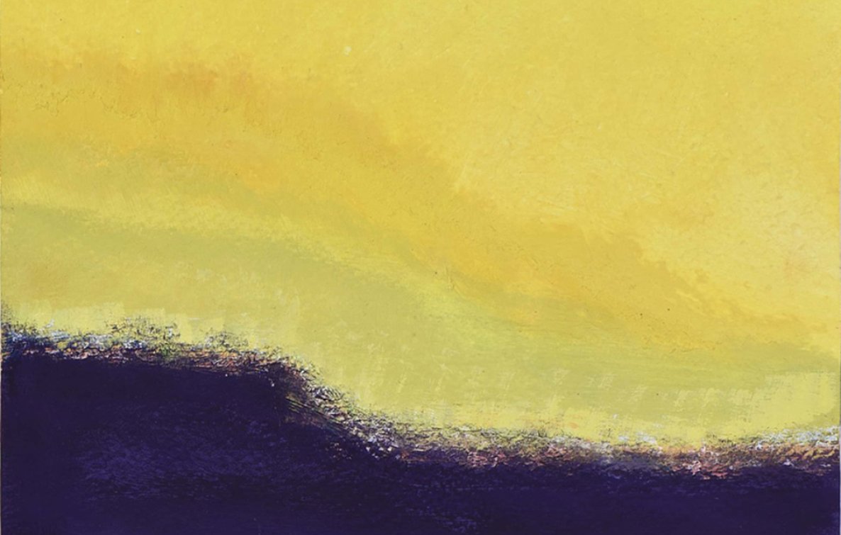 Cette image montre une composition abstraite avec un fond jaune vif dominant le haut de l'image. En bas, on aperçoit une large bande de couleur violette profonde qui crée un contraste marqué avec le jaune éclatant. Les couleurs semblent se fondre délicatement l'une dans l'autre, suggérant une transition entre le ciel et la terre ou l'horizon. L'ensemble dégage une atmosphère chaleureuse et vibrante.