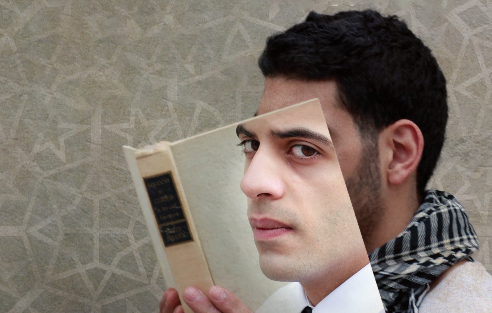 L'image présente un homme qui tient un livre devant lui, mais le livre est en quelque sorte découpé pour révéler son visage à travers la couverture. L'homme a un regard pensif et porte une écharpe à motifs. Le fond de l'image est texturé, avec un motif géométrique léger, ce qui renforce l'aspect artistique de la composition. Cela crée une impression visuelle intrigante, mêlant la lecture et l'identité.