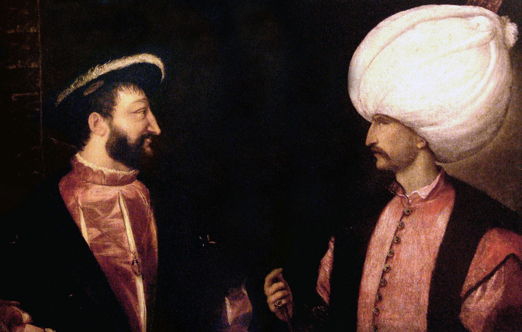 L'image représente deux figures historiques en conversation. À gauche, un homme européen, habillé de manière élégante, porte un chapeau à large bord et semble s'adresser à l'autre homme. À droite, un homme en vêtement traditionnel ottoman, portant un turban emblématique, affiche une expression sérieuse. Le fond est sombre, mettant en valeur les détails des costumes et les traits des personnages, suggérant une rencontre diplomatique ou un dialogue entre cultures.