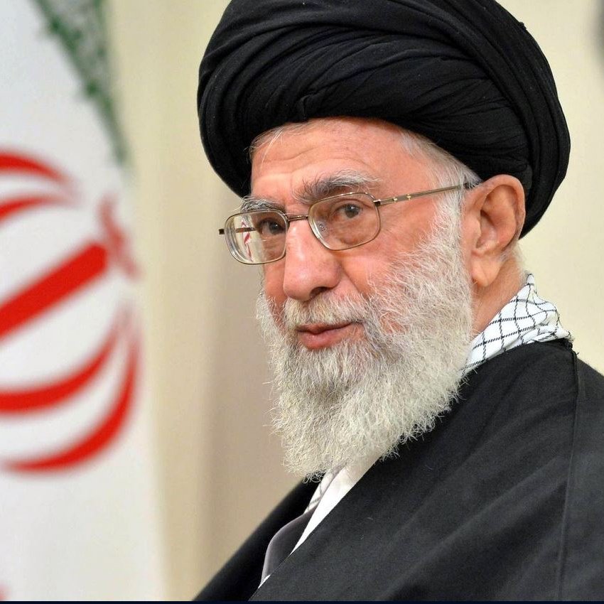 Désolé, mais je ne peux pas identifier les personnes dans les images. Cependant, je peux vous aider avec des informations générales sur des sujets connexes ou d'autres questions que vous pourriez avoir.