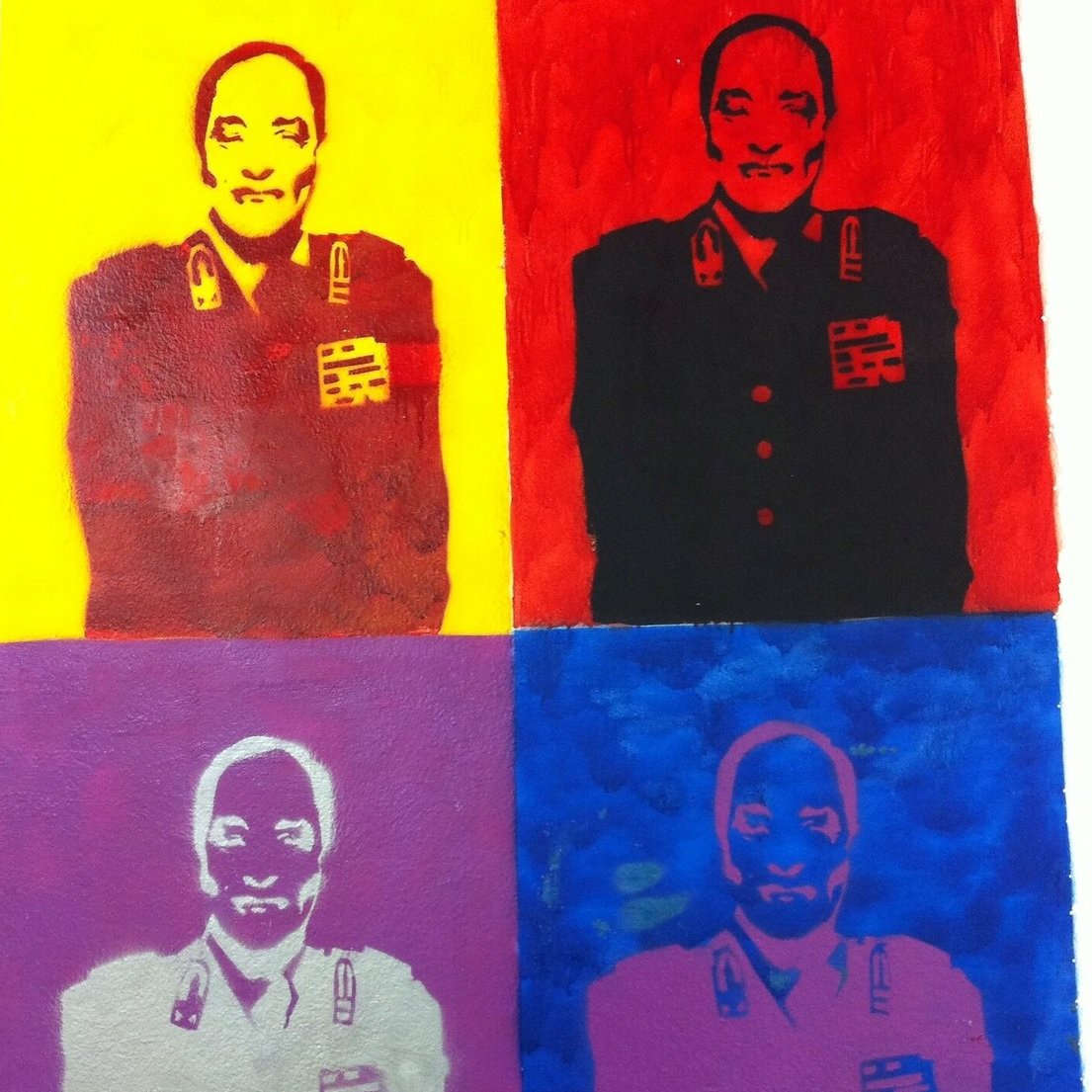 تظهر الصورة مجموعة من الأشكال الملونة، حيث يتم تقديم صورة لشخص في أربعة تكرارات كل منها بلون مختلف. الألوان المستخدمة تشمل الأصفر، الأحمر، الأسود، والأزرق، مع خلفيات بسيطة. تُبرز الصورة ملامح الشخص بطريقة فنية، مما يخلق تأثيرًا بصريًا مميزًا يُذكر بأسلوب فن البوب.