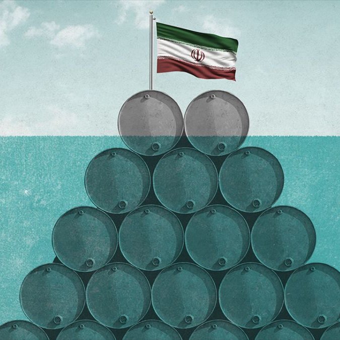 L'image représente une pyramide de barils de pétrole, avec un drapeau iranien posé au sommet. Les barils, disposés de manière à former une base solide, symbolisent potentiellement l'industrie pétrolière de l'Iran. En arrière-plan, un ciel légèrement nuageux donne une ambiance neutre à la scène. La combinaison de ces éléments peut suggérer des thèmes liés aux ressources naturelles, à l'économie ou à la politique énergétique.