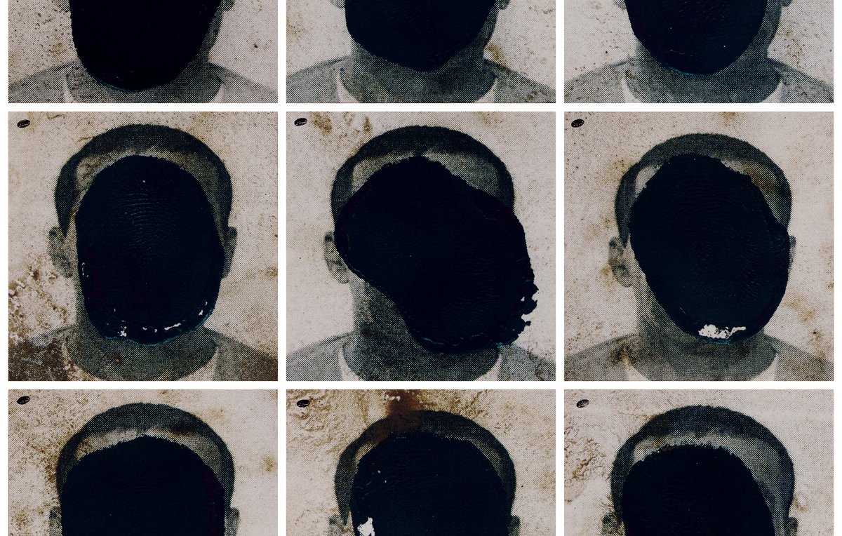 L'image est un collage de neuf portraits de personnes dont les visages sont tous masqués par des taches noires. Les portraits sont disposés en trois rangées et trois colonnes, créant un motif symétrique. Les visages sont flous et indistincts, ce qui ajoute une dimension d'abstraction et de mystère. Le fond des images semble usé et décoloré, donnant un aspect vintage, tandis que les taches noires varient légèrement en taille et en forme, accentuant l'effet d'anonymat.