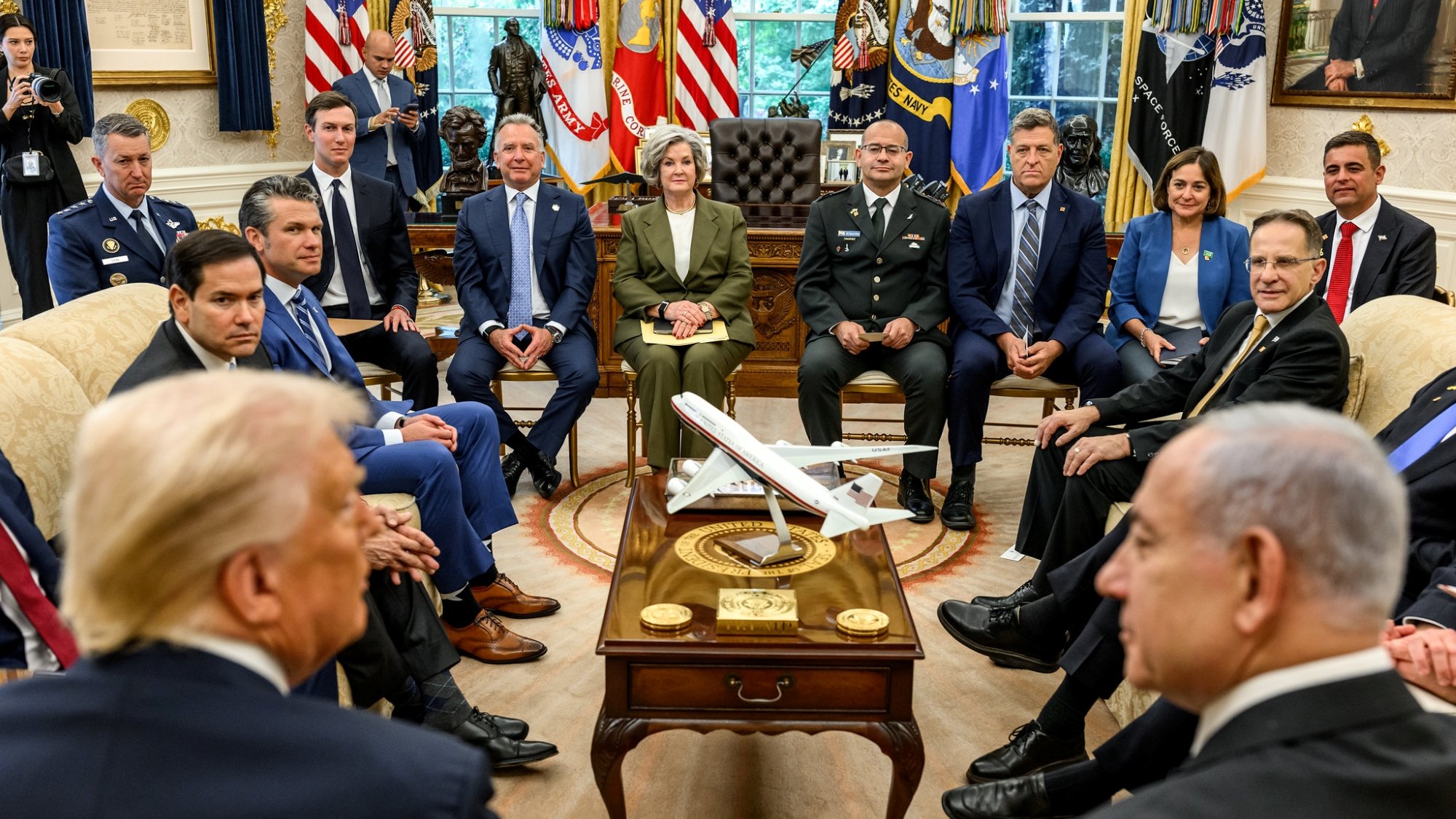 اجتماع في المكتب البيضاوي مع عدد من القادة والشخصيات السياسية حول طاولة.