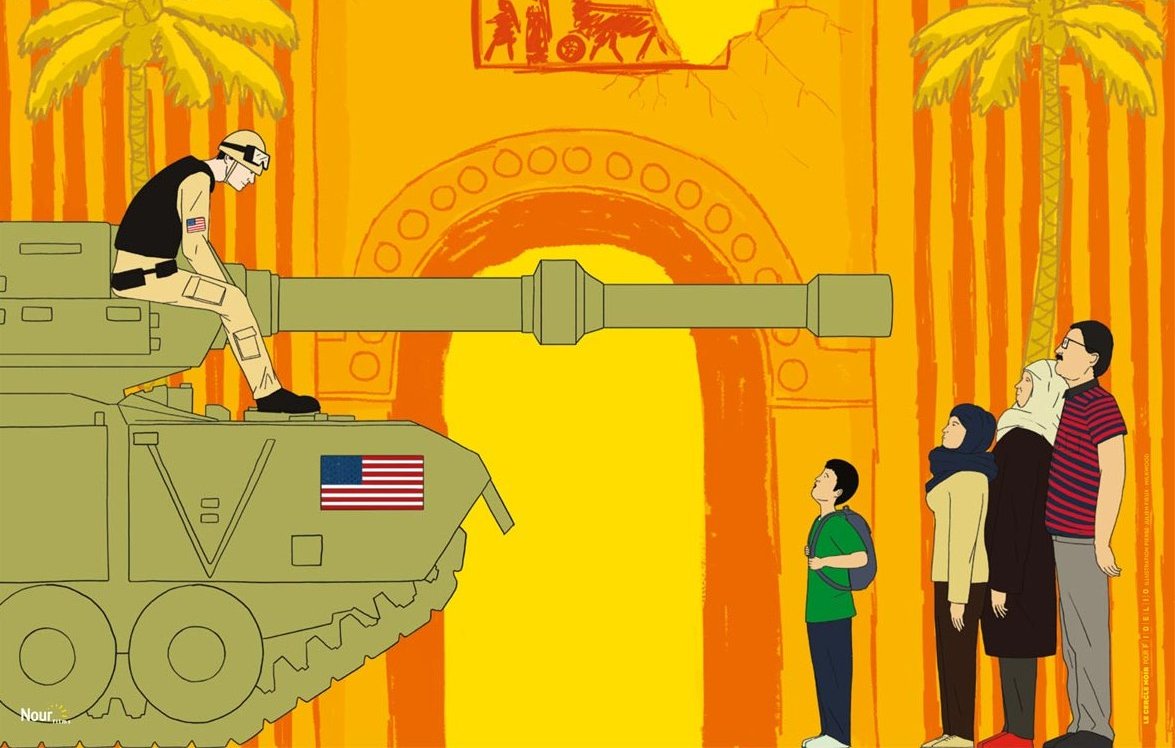 L'image présente une affiche du film "Homeland: Irak année zéro". Le fond est d'un jaune vif avec des motifs de palmiers et des monuments architecturaux. Au premier plan, un tank est représenté, avec un militaire assis dessus, regardant vers un groupe de figures humaines vêtues de vêtements traditionnels. Le titre du film et les sections "Partie 1 / Avant la chute" et "Partie 2 / Après la bataille" sont clairement visibles, indiquant que le film traite des événements en Irak. L'affiche est conçue dans un style graphique qui attire l'attention.