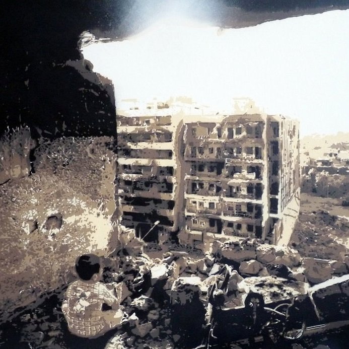 L'image montre l'intérieur d'un bâtiment en ruine, avec un trou dans le mur par lequel on peut voir un paysage extérieur. On aperçoit des bâtiments endommagés au loin, témoignant d'une destruction significative. Le sol est jonché de débris, et l'éclairage semble mettre en évidence la désolation des lieux, créant une atmosphère sombre et mélancolique.