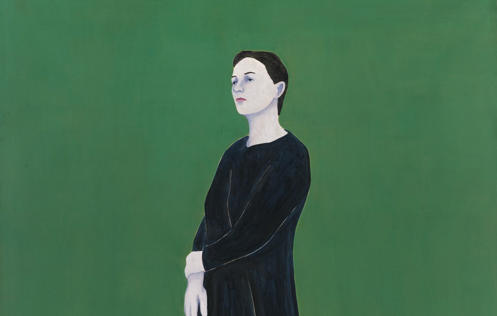Femme en robe noire, les bras croisés, sur fond vert éclatant.