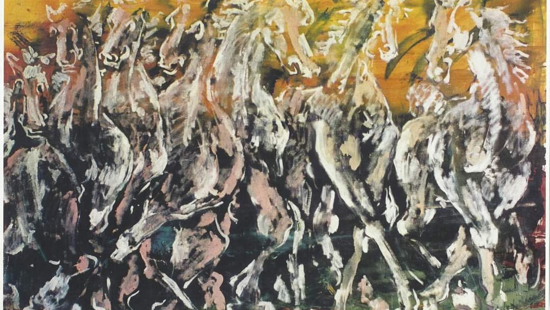 تش depict لوحة مجموعة من الخيول تتجه نحو الأمام، حيث تظهر بتدرجات لونية متنوعة تتراوح بين الأبيض والرمادي مع خلفية دافئة تتدرج من الأصفر إلى البرتقالي. الحركة الديناميكية للخيول تعكس القوة والحرية، مع تفاصيل تعبيرية تضيف عمقًا للوحة. الخطوط مفعمة بالحيوية، مما يجعل المشاهد يشعر بحيوية الحركة واندفاع الخيول. اللوحة تعكس شعورًا بالطبيعة والغموض، مع التركيز على الجمالية الحيوانية.