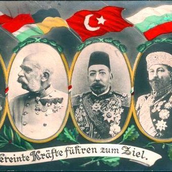 L'image représente une sorte de carte postale qui montre quatre portraits de figures militaires ou politiques. Chaque portrait est encadré avec des motifs ornementaux. Les personnages sont probablement des chefs d'État ou des généraux, chacun portant des médailles et des uniformes distinctifs. Au-dessus des portraits, il y a des drapeaux de différents pays et une inscription en allemand qui se traduit par "Des forces unies mènent à l'objectif". Cela suggère un thème de coalition ou d'alliance entre les nations représentées.