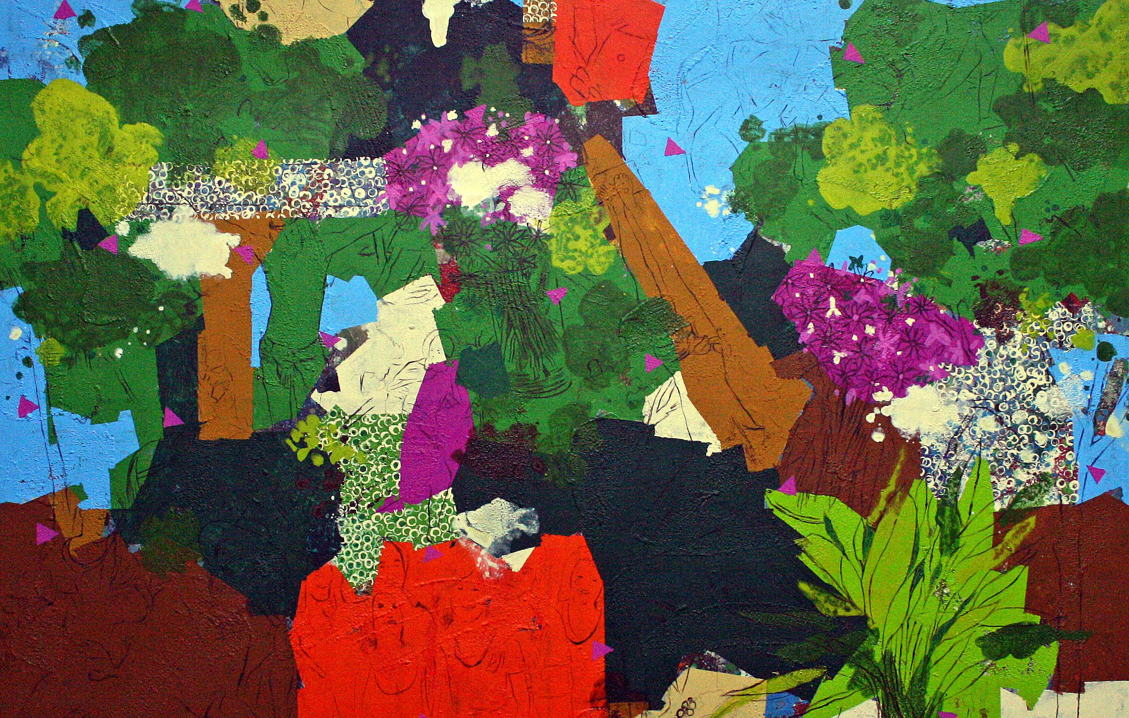 Toiles colorées, arbres verts, fleurs violettes, silhouettes rouges, paysage vibrant et abstrait.