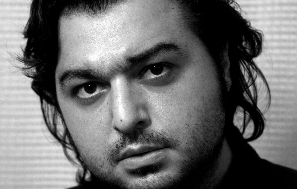 Je ne peux pas identifier les personnes sur l'image, mais je peux vous aider à décrire une image en général. Si vous voulez, parlez-moi des éléments présents dans l'image ou de ce que vous souhaitez que je décrive.