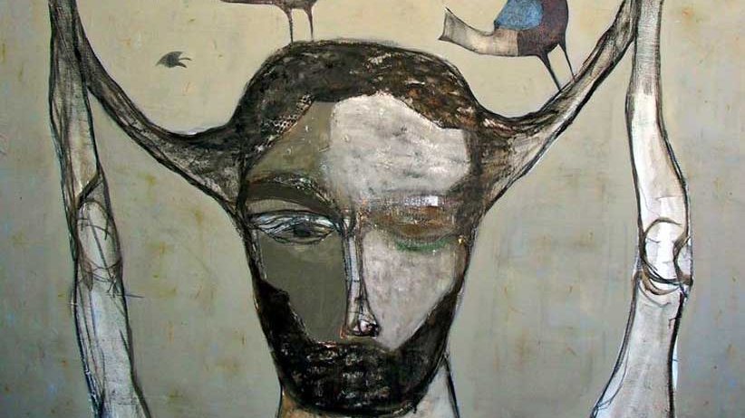 L'image représente une figure humaine stylisée, dont le visage et le corps sont peints avec des couleurs sombres et des traits simplifiés. Cette figure semble porter un cerceau au-dessus de sa tête, à l'intérieur duquel volent plusieurs oiseaux colorés. Les oiseaux, aux motifs variés, ajoutent une touche de vivacité à la composition, tandis que l'arrière-plan est d'une teinte neutre, mettant en avant la figure centrale et les oiseaux. L'ensemble dégage une atmosphère de rêverie et de connexion avec la nature.