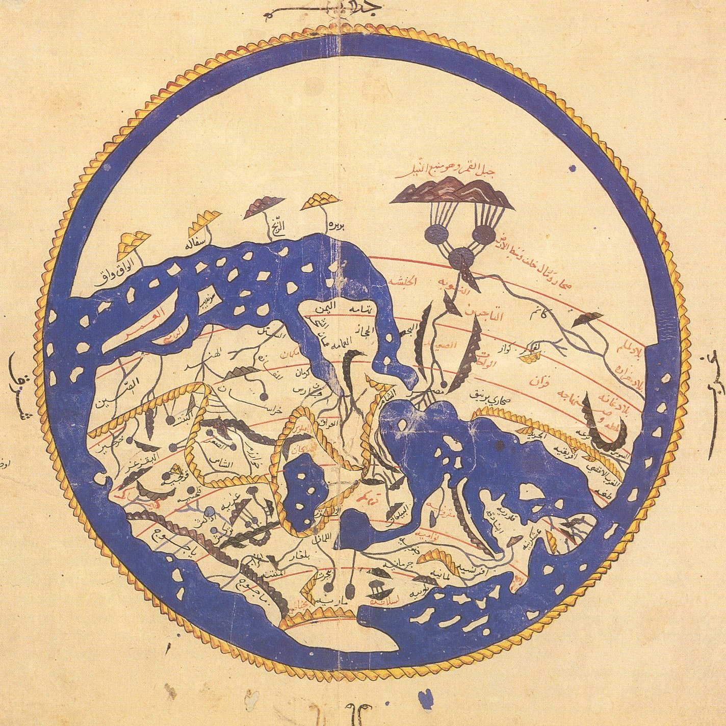 تظهر الصورة خريطة قديمة شبه كروية تمثل جزءًا من العالم، وتحتوي على تفاصيل جغرافية مثل الأنهار والسلاسل الجبلية والمدن. يتخللها نصوص باللغة العربية تشير إلى الأسماء والمواقع المختلفة. يظهر في الرسم تنسيق دقيق بين الألوان كاللون الأزرق الذي يمثل المياه، وبعض التفاصيل باللونين الأصفر والأحمر. الخريطة تعكس المعرفة الجغرافية في تلك الفترة وتعتبر مجردة من الفنون الإسلامية.