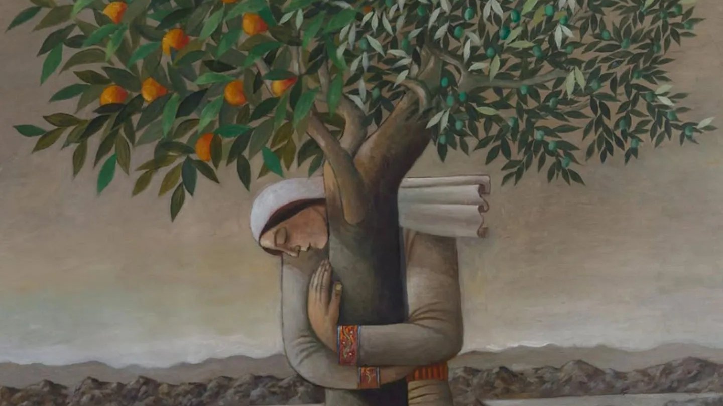 Une personne étreint un arbre au milieu d'un paysage désertique.