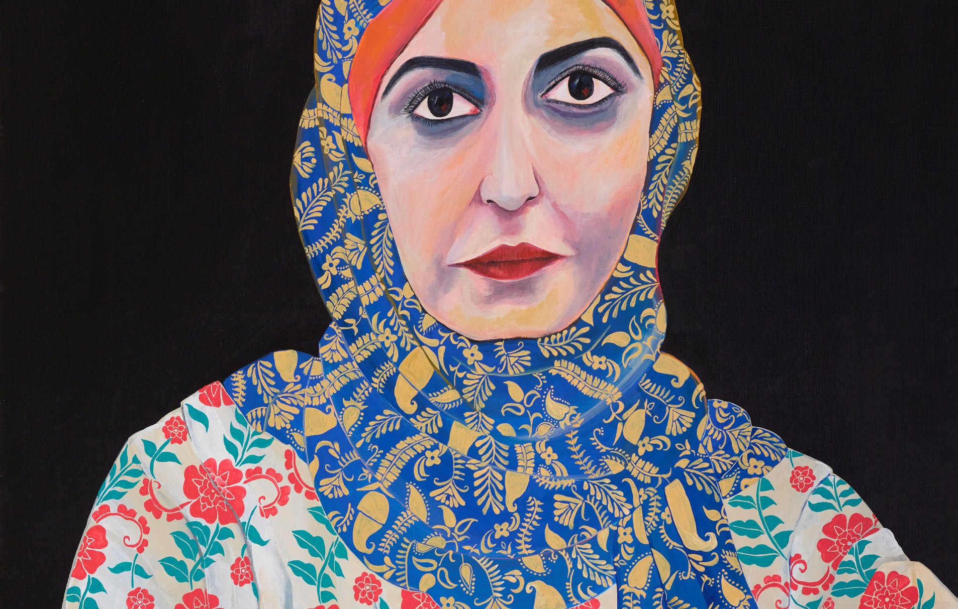 L'image représente une femme portant un hijab, avec un regard intense et sérieux. Elle est habillée d'une robe ornée de motifs floraux colorés. Dans ses mains, elle tient un cadre doré contenant une photographie en noir et blanc d'une autre femme, qui semble significative pour elle. Le fond de l'œuvre est sombre, ce qui met en valeur les couleurs vives de ses vêtements et l'expression de son visage. La combinaison des éléments suggère une profondeur émotionnelle et un lien familial ou culturel fort.