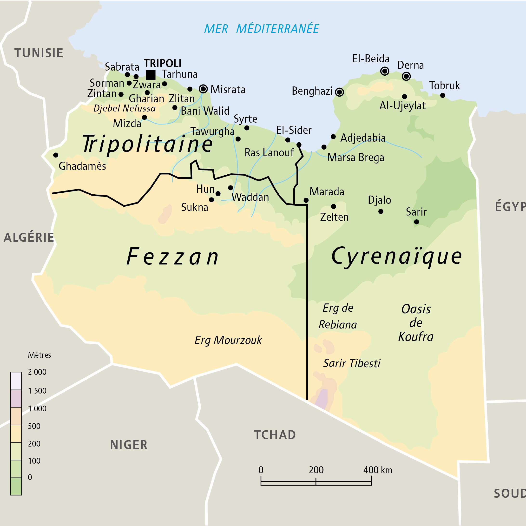 L'image représente une carte de la Libye, divisée en trois régions principales : la Tripolitaine, le Fezzan et la Cyrénaïque. On peut y voir les principales villes telles que Tripoli, Misrata, Benghazi et Tobrouk, ainsi que des routes importantes. Les limites géographiques des différentes régions sont clairement marquées, et la mer Méditerranée est indiquée au nord. Des éléments topographiques comme les déserts et les oasis sont également présents sur la carte.
